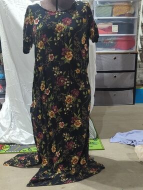Black Floral Short-Sleeve Maxi Dress - Women's